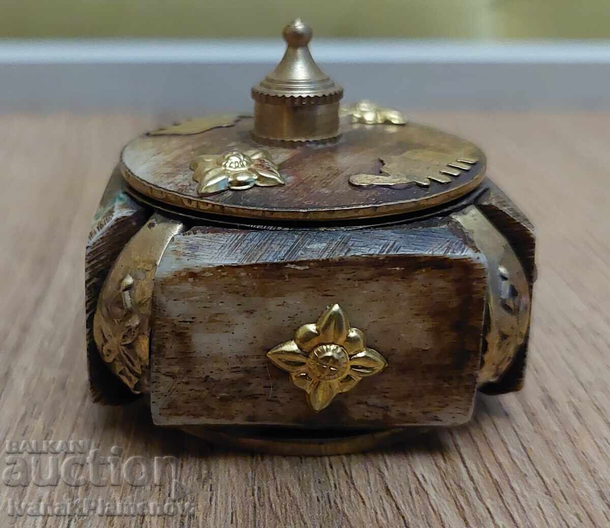 Κουτί από κόκκαλο για γνώστες με τιμή 30.00 BGN | € 15.34