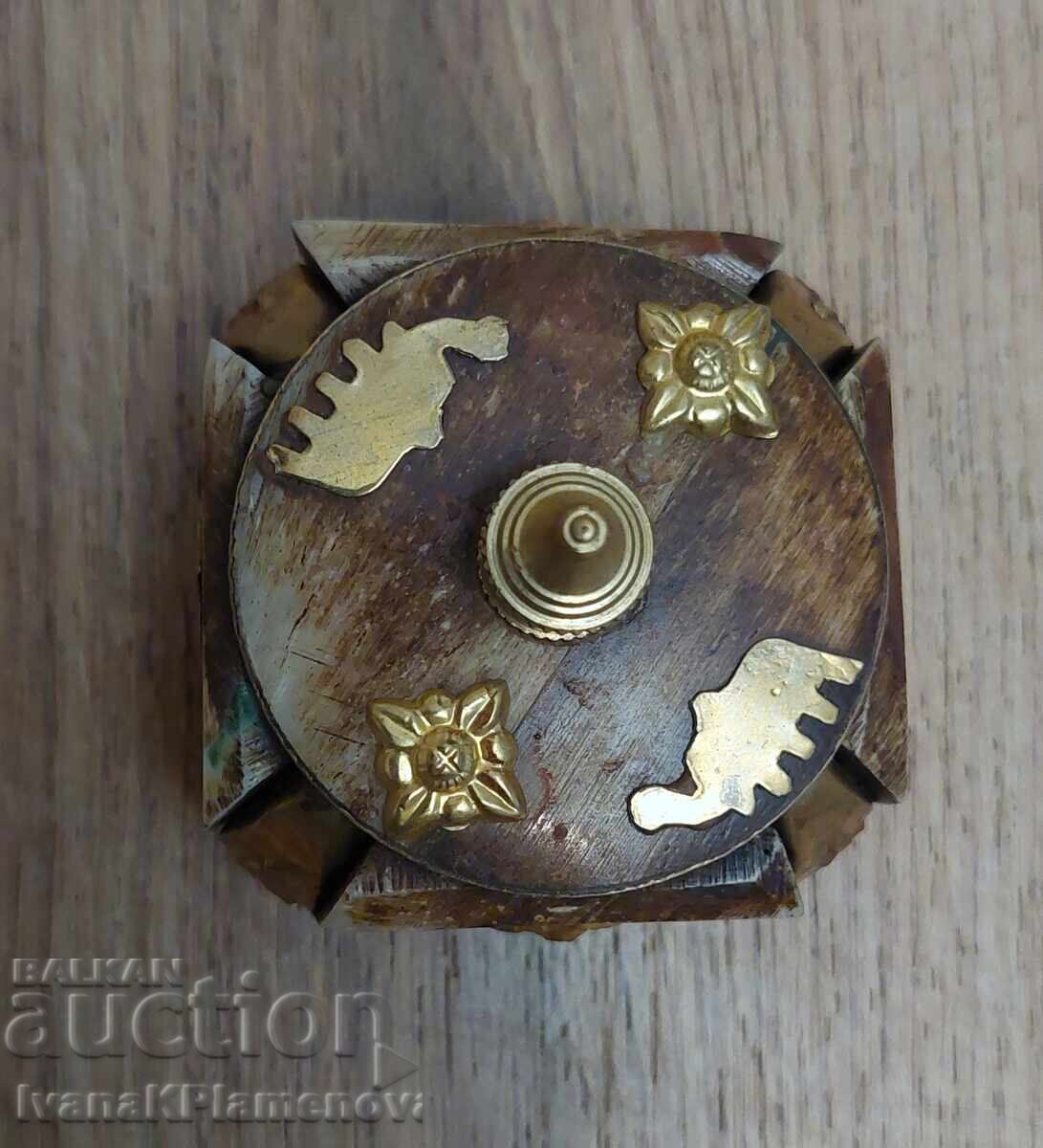 Δημοπρασία Κουτί από κόκκαλο για γνώστες