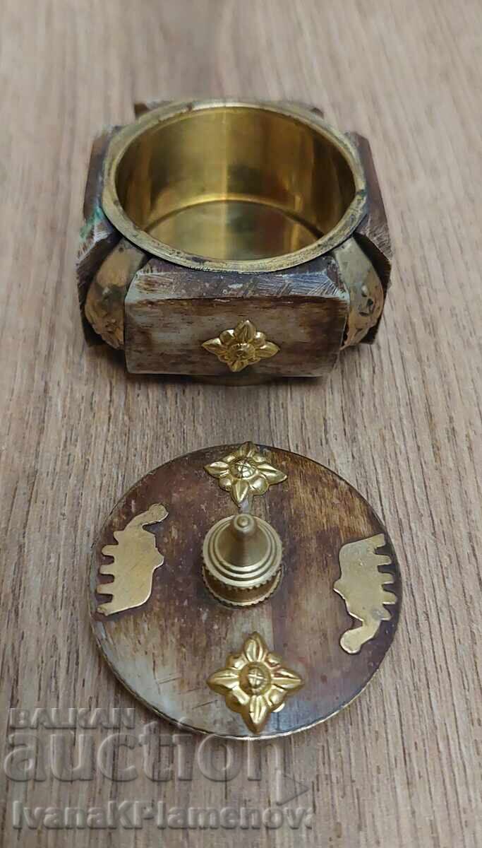 Παράδοση Κουτί από κόκκαλο για γνώστες