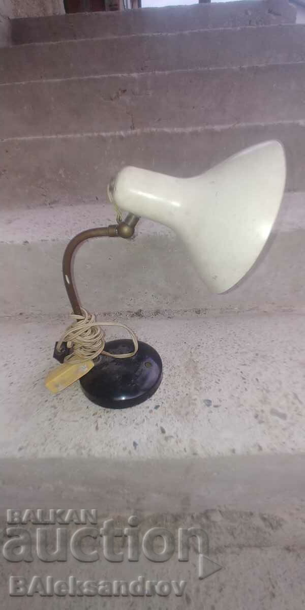 Veche lampă de masă