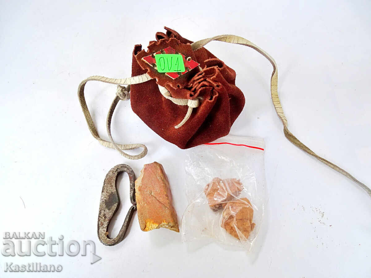 Стар чакмак огниво, кремък в велурена кесия 4 - 7