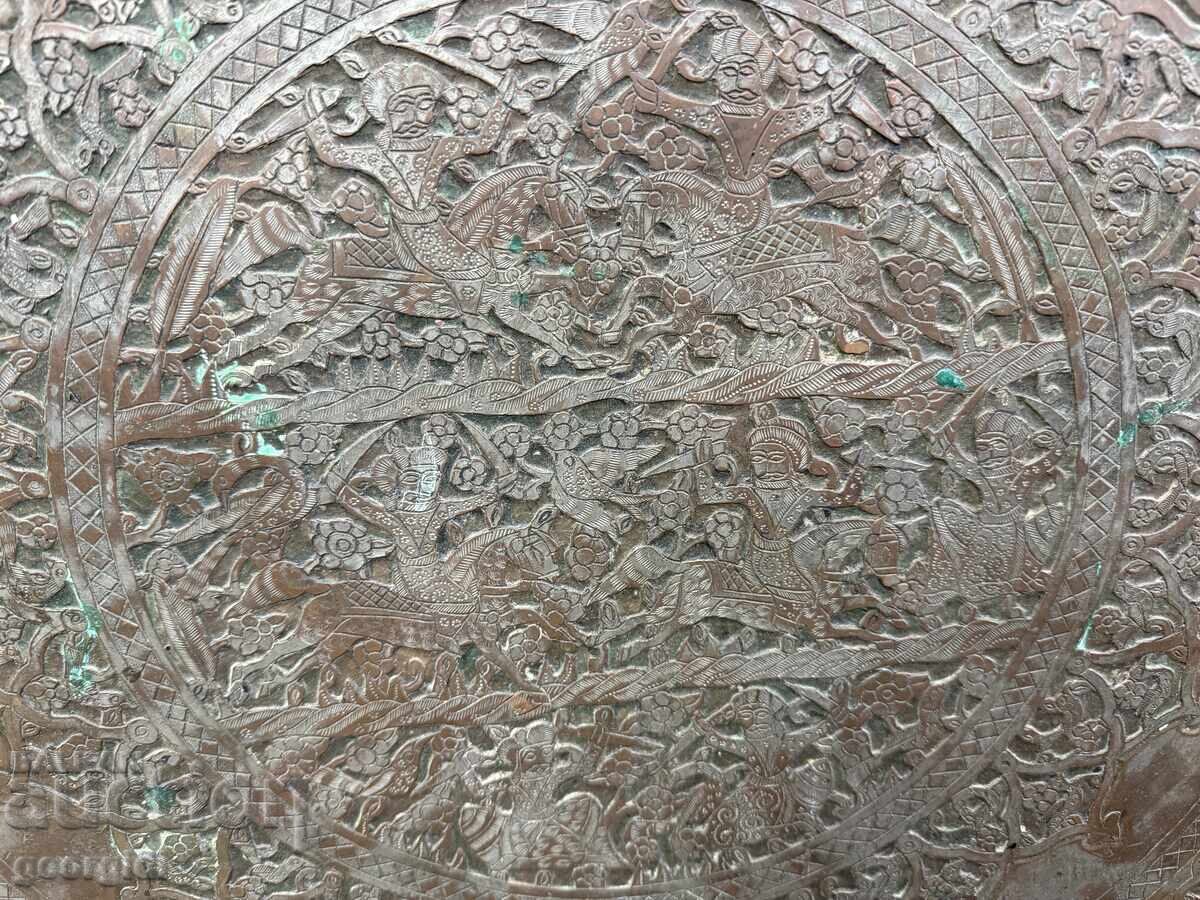 Imensă tavă de cupru persană / otomană sec. XIX nr. 7669 cu preț 1300.00 BGN | € 664.68