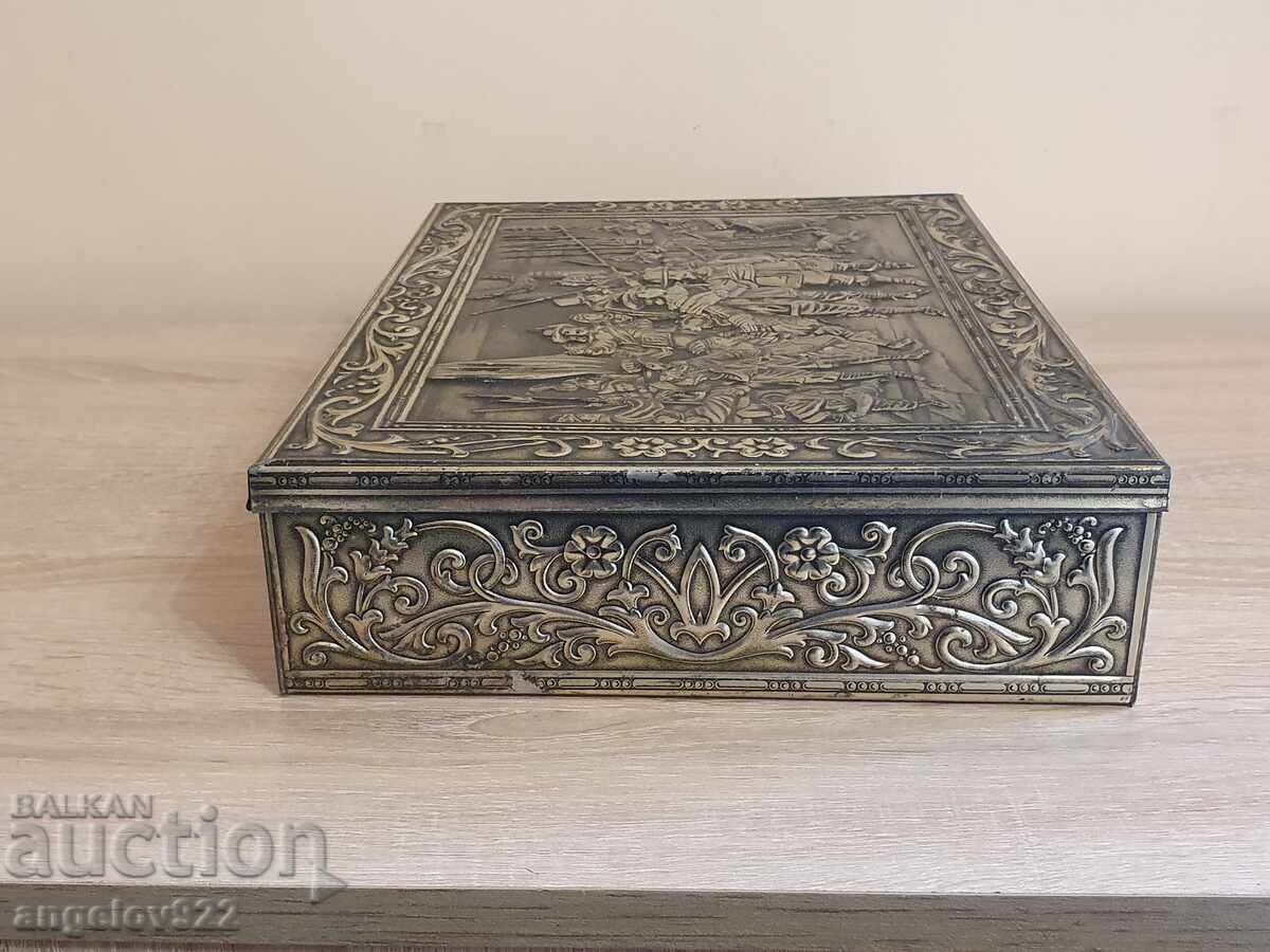 Δημοπρασία Όμορφο μεταλλικό ανάγλυφο κουτί!!! Δημοπρασία Όμορφο μεταλλικό ανάγλυφο κουτί!!!