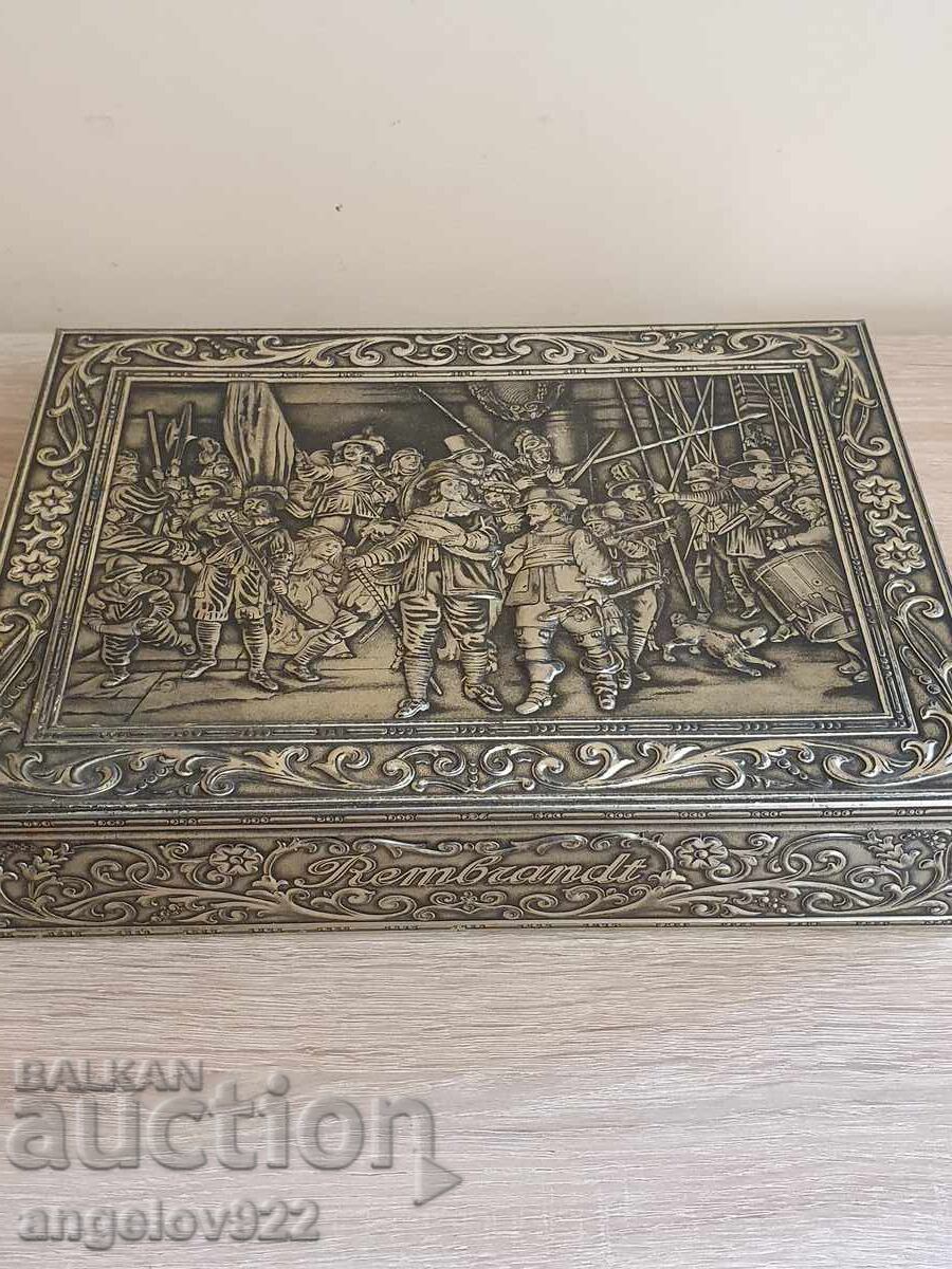 Παράδοση Όμορφο μεταλλικό ανάγλυφο κουτί!!! Παράδοση Όμορφο μεταλλικό ανάγλυφο κουτί!!!