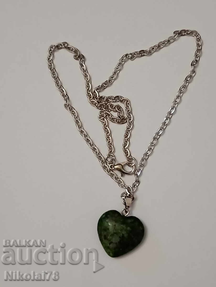 Nou colier Zoisit cu Rubin-inimă 20×20 mm, lanț de 45 cm cu preț 25.00 BGN | € 12.78