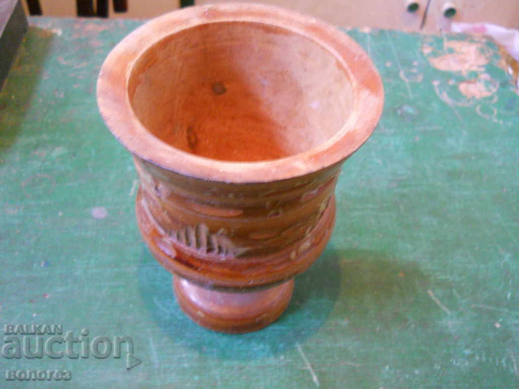 Mojar vechi de lemn cu sculptură cu preț 15.00 BGN | € 7.67 Mojar vechi de lemn cu sculptură cu preț 15.00 BGN | € 7.67