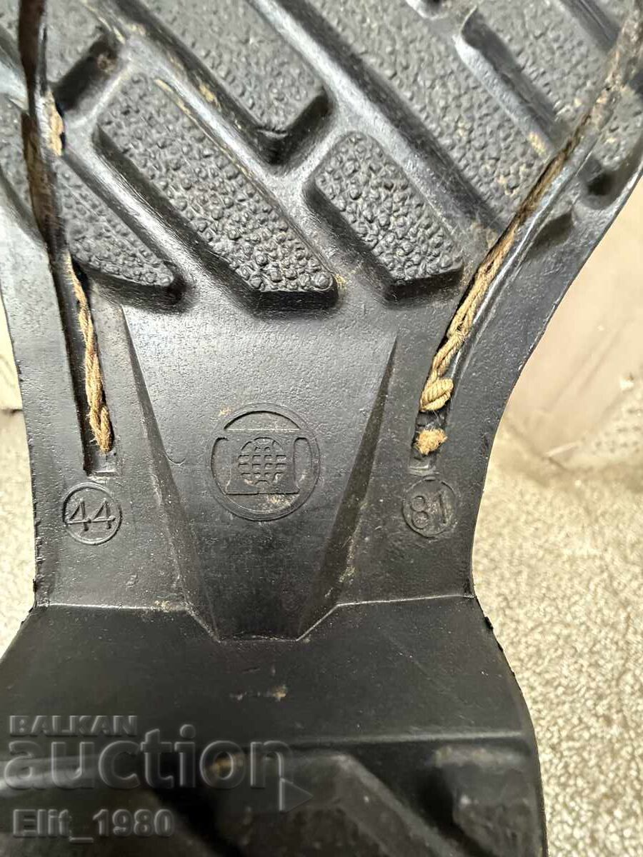 Delivery of Military boots size 44