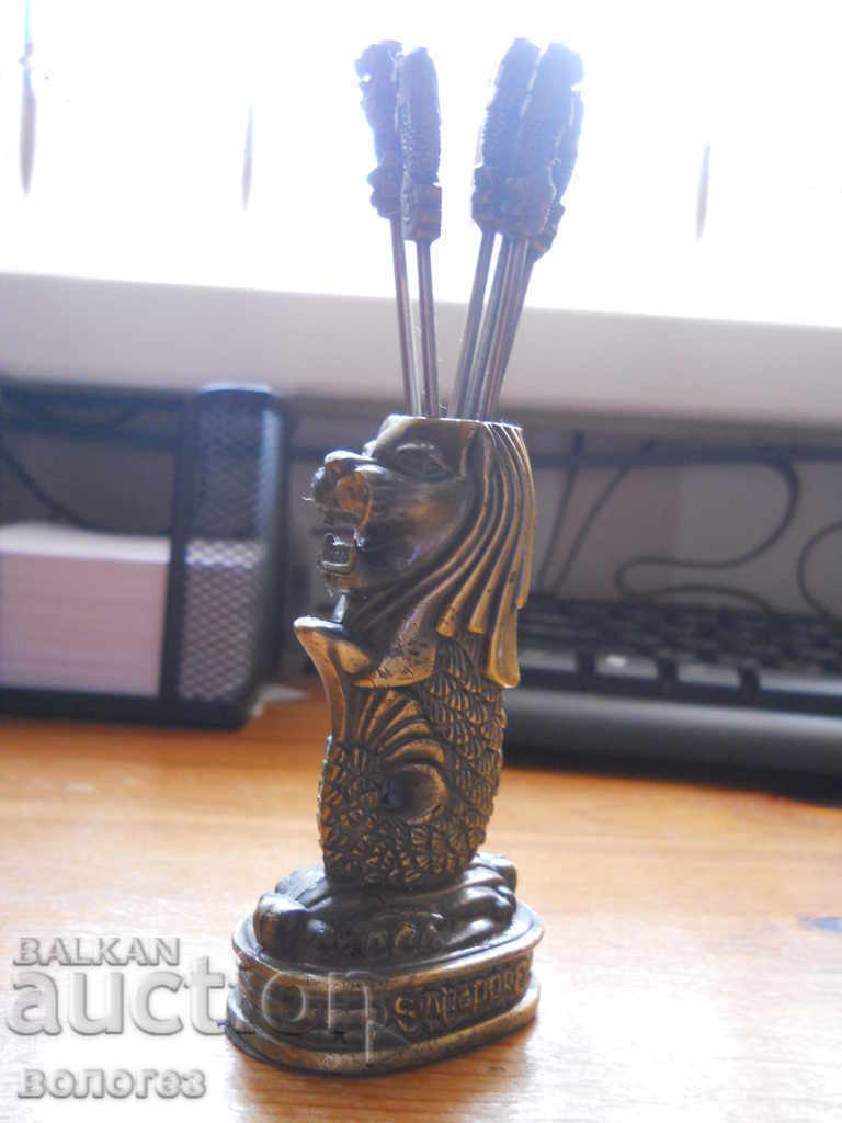 Licitație Merlion de bronz cu furculițe pentru aperitive - Singapore Licitație Merlion de bronz cu furculițe pentru aperitive - Singapore