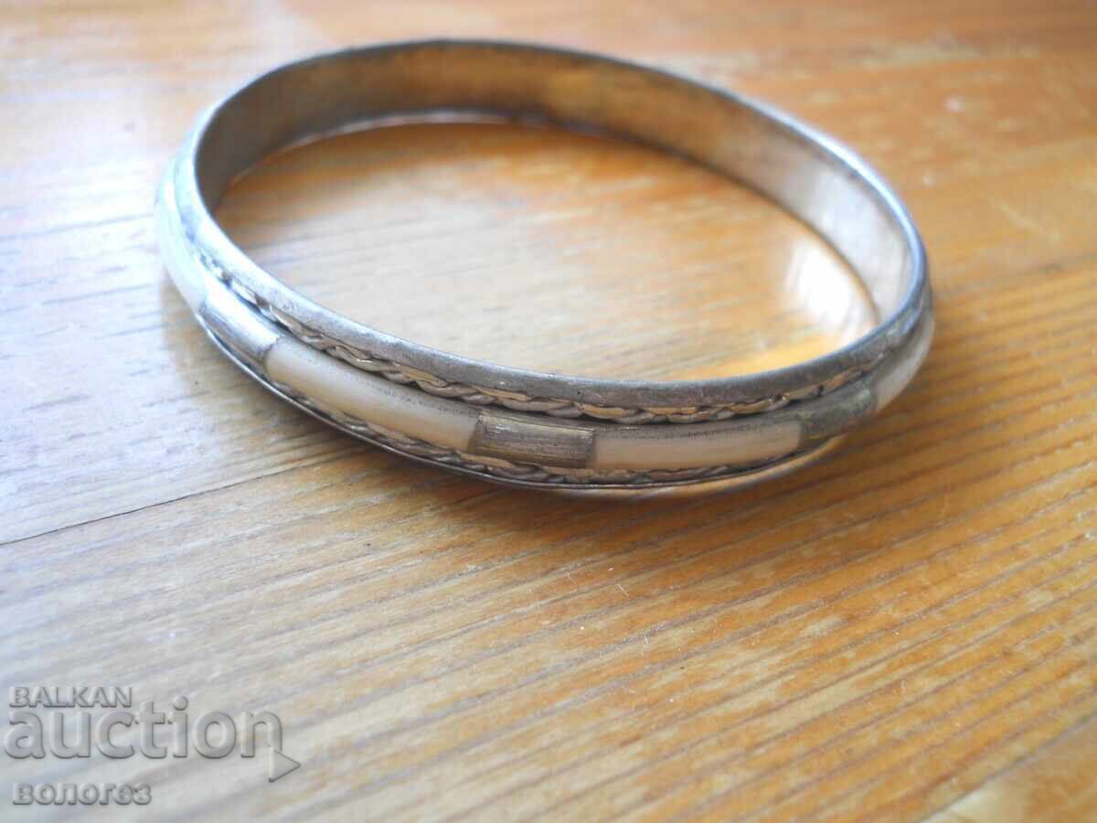 Brățară metalică veche cu ornamente din agat cu preț 5.00 BGN | € 2.56 Brățară metalică veche cu ornamente din agat cu preț 5.00 BGN | € 2.56