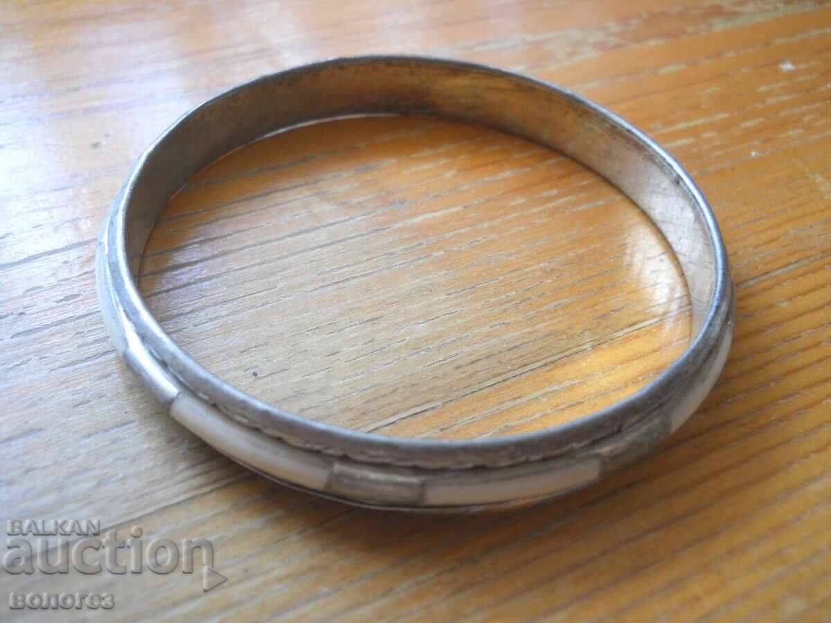 Brățară metalică veche cu ornamente din agat Brățară metalică veche cu ornamente din agat