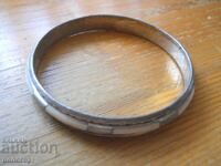 Brățară metalică veche cu ornamente din agat