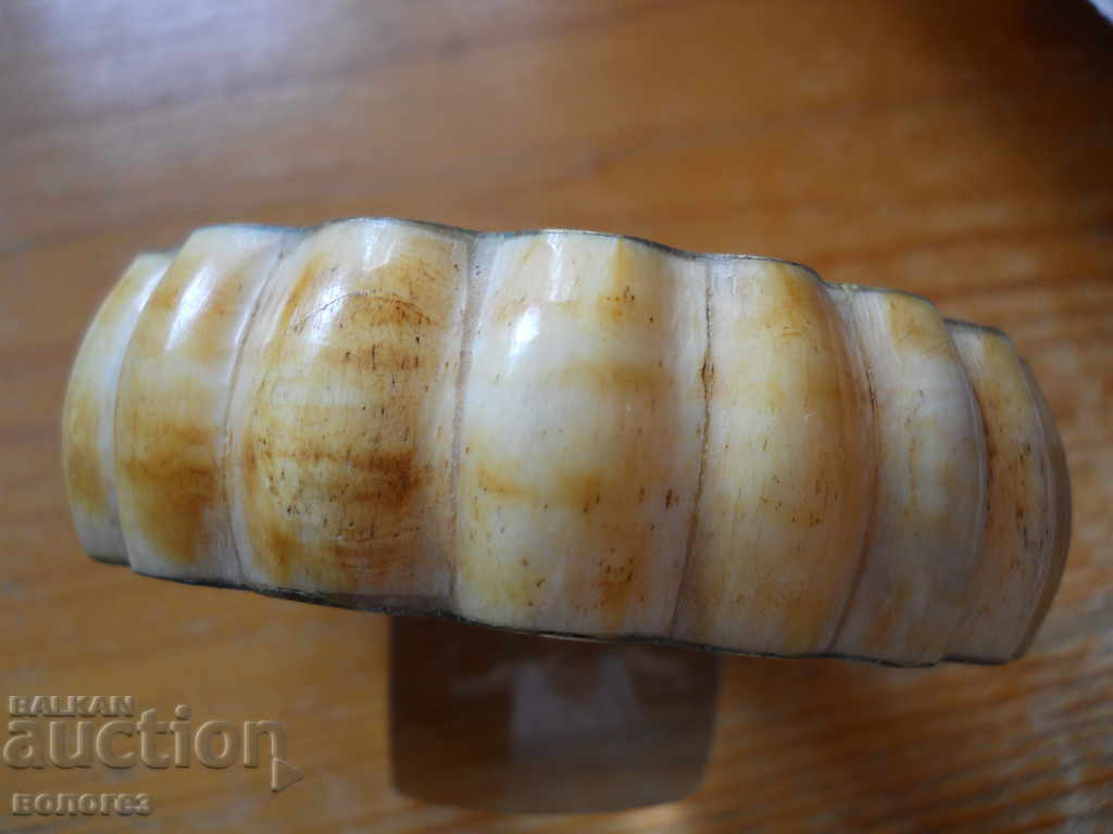 Bratara veche cu ornamente din os cu preț 15.00 BGN | € 7.67 Bratara veche cu ornamente din os cu preț 15.00 BGN | € 7.67