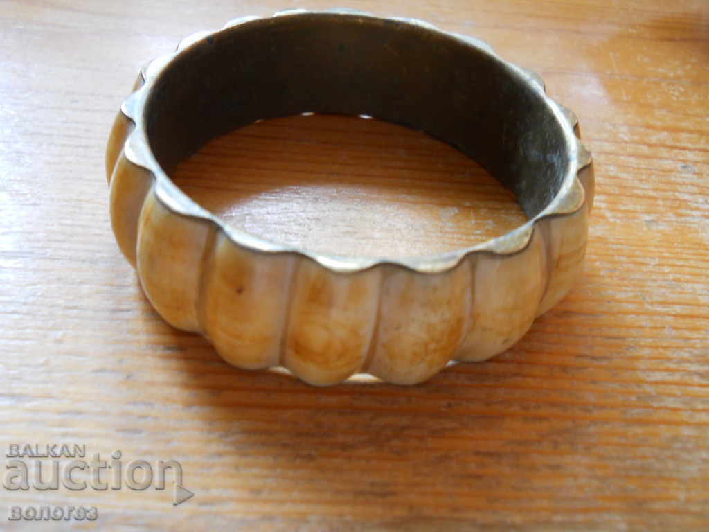 Bratara veche cu ornamente din os Bratara veche cu ornamente din os