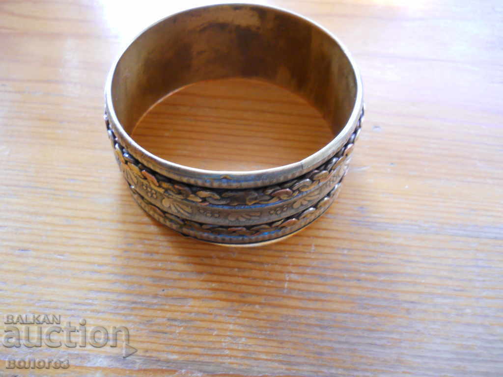 Brățară veche (trei componente) cu preț 20.00 BGN | € 10.23 Brățară veche (trei componente) cu preț 20.00 BGN | € 10.23