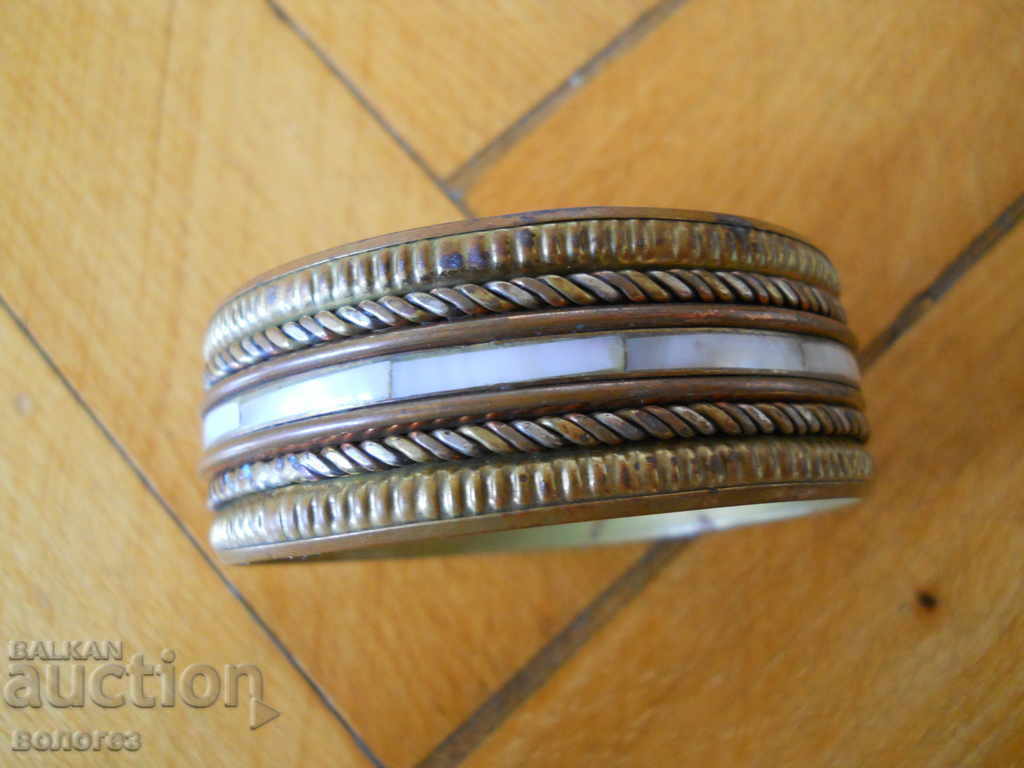 Brățară veche cu ornamente sidef cu preț 25.00 BGN | € 12.78 Brățară veche cu ornamente sidef cu preț 25.00 BGN | € 12.78