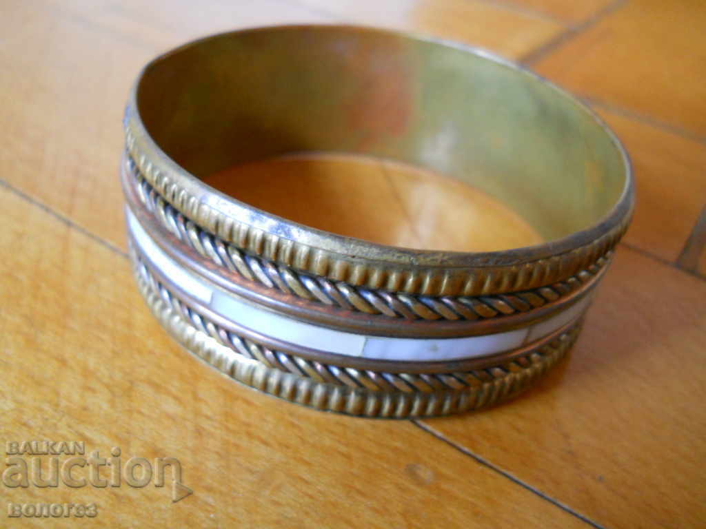 Brățară veche cu ornamente sidef Brățară veche cu ornamente sidef