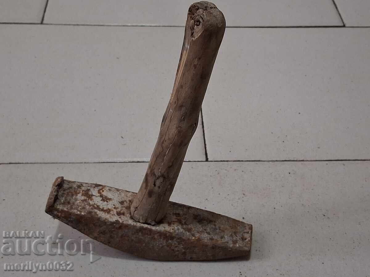 Παλιό σφυρί για σφυρηλάτηση μαλλιών, σιδηρουργικό εργαλείο, πρωτόγονο με τιμή 38.00 BGN | € 19.43