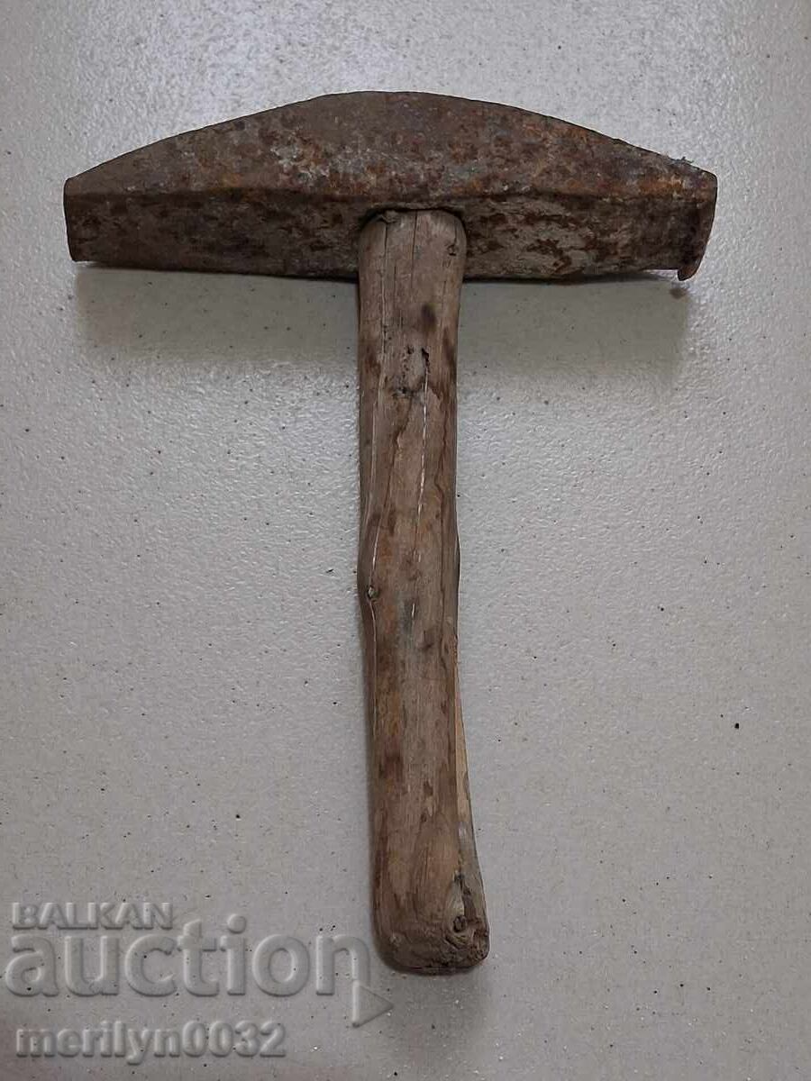 Παράδοση Παλιό σφυρί για σφυρηλάτηση μαλλιών, σιδηρουργικό εργαλείο, πρωτόγονο