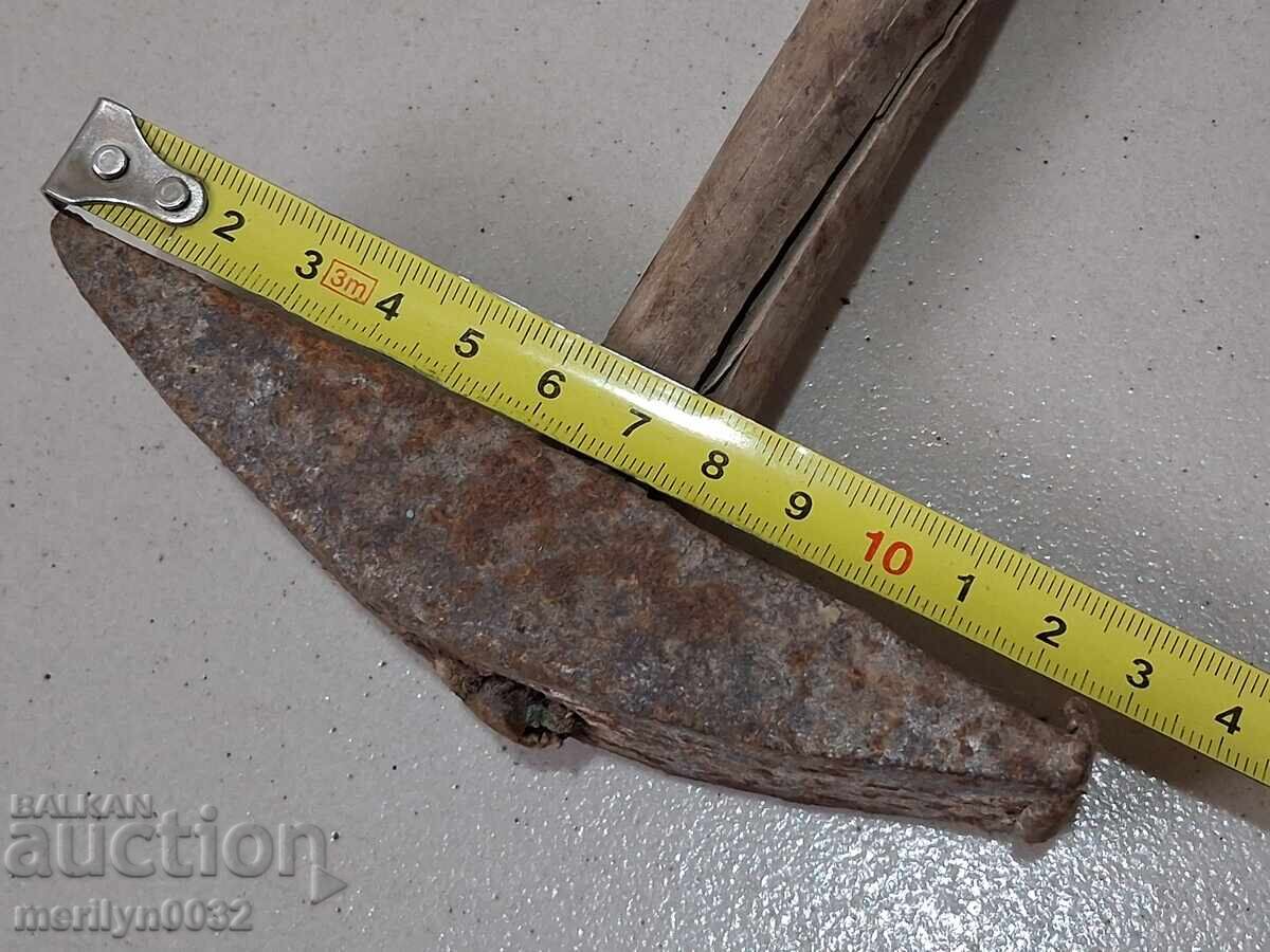 Παλιό σφυρί για σφυρηλάτηση μαλλιών, σιδηρουργικό εργαλείο, πρωτόγονο - 6