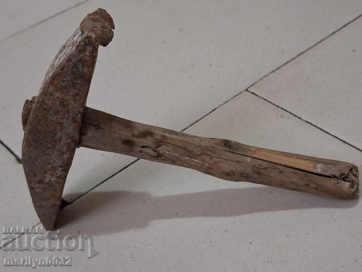 Παλιό σφυρί για σφυρηλάτηση μαλλιών, σιδηρουργικό εργαλείο, πρωτόγονο - 7