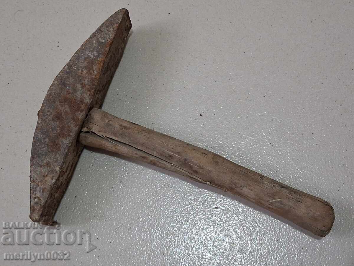 Παλιό σφυρί για σφυρηλάτηση μαλλιών, σιδηρουργικό εργαλείο, πρωτόγονο
