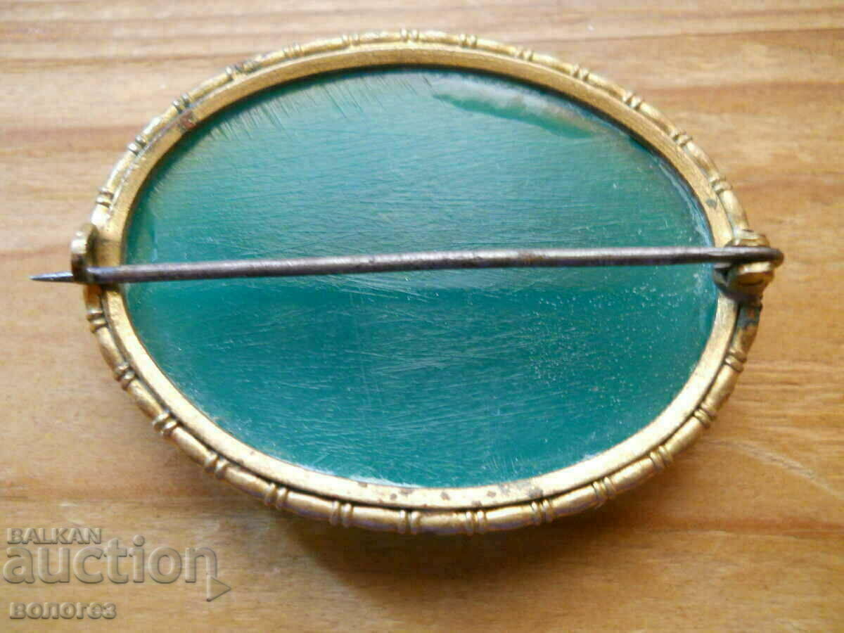 Vintage aventurine brooch with price 10.00 BGN | € 5.11 Vintage aventurine brooch with price 10.00 BGN | € 5.11