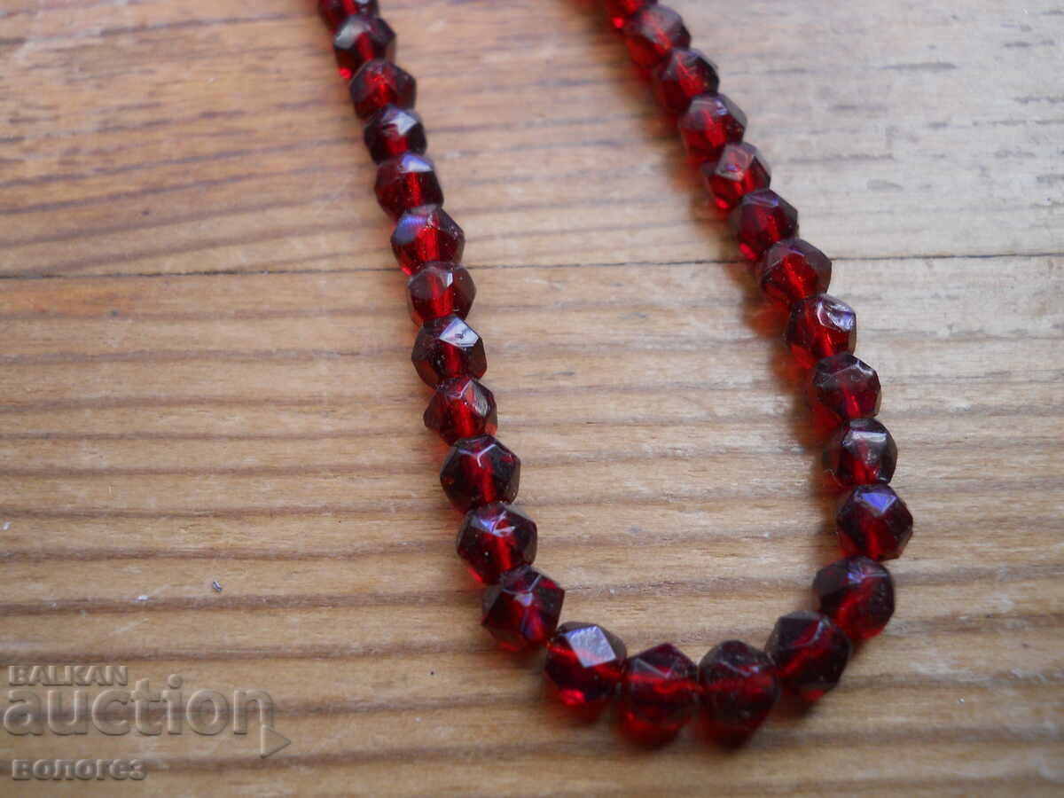 Auction Necklace of faceted natural garnets Auction Necklace of faceted natural garnets