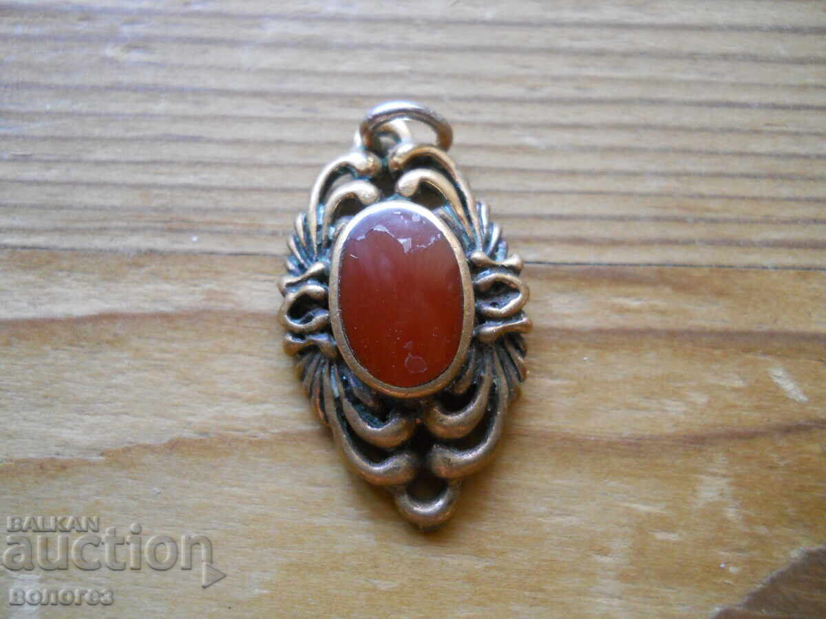 Αρχαίο χάλκινο μενταγιόν με κόκκινη πέτρα