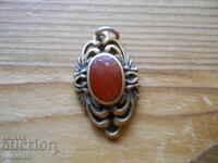 Αρχαίο χάλκινο μενταγιόν με κόκκινη πέτρα