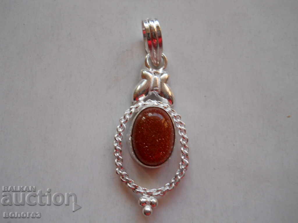 Ασημένιο μενταγιόν με χρυσή πέτρα Ασημένιο μενταγιόν με χρυσή πέτρα