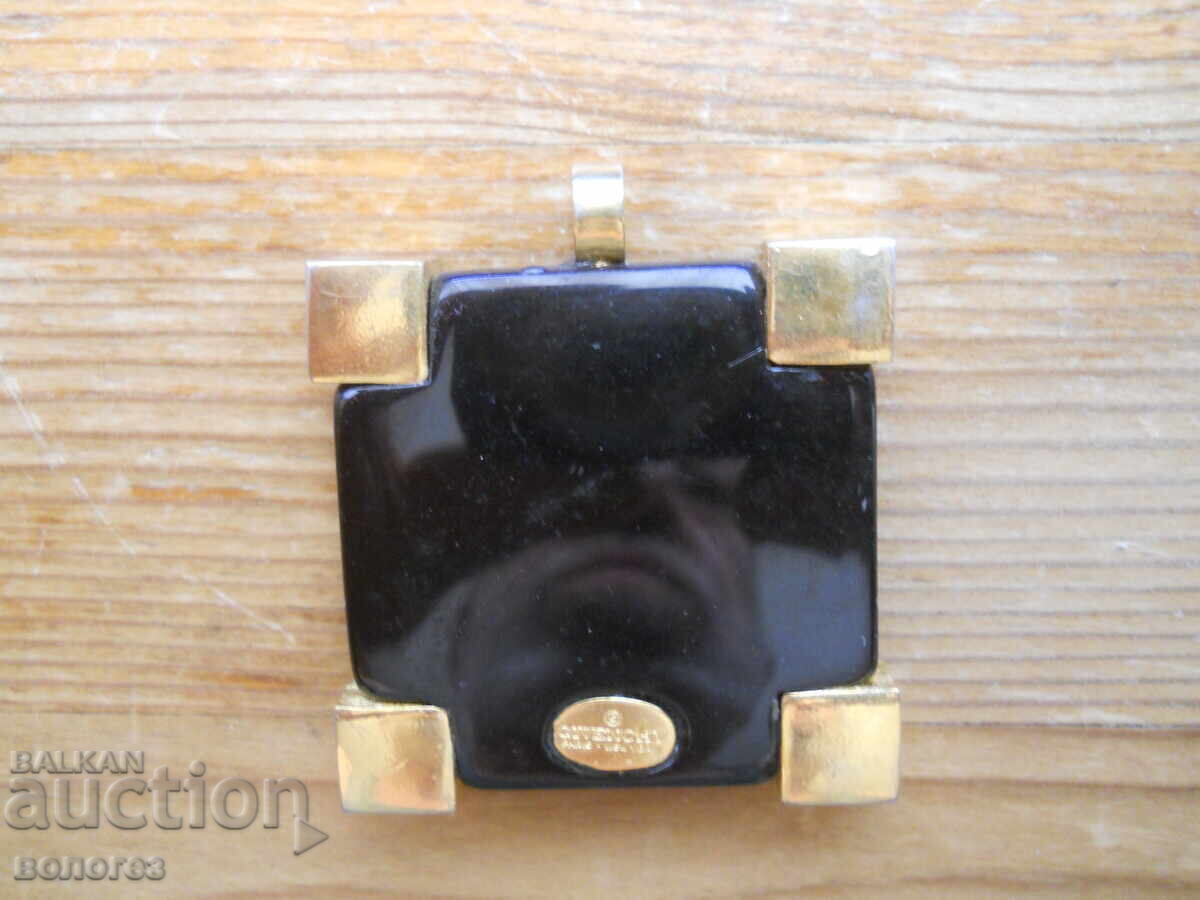 Medalion vintage "Givenchy" cu preț 150.00 BGN | € 76.69 Medalion vintage "Givenchy" cu preț 150.00 BGN | € 76.69