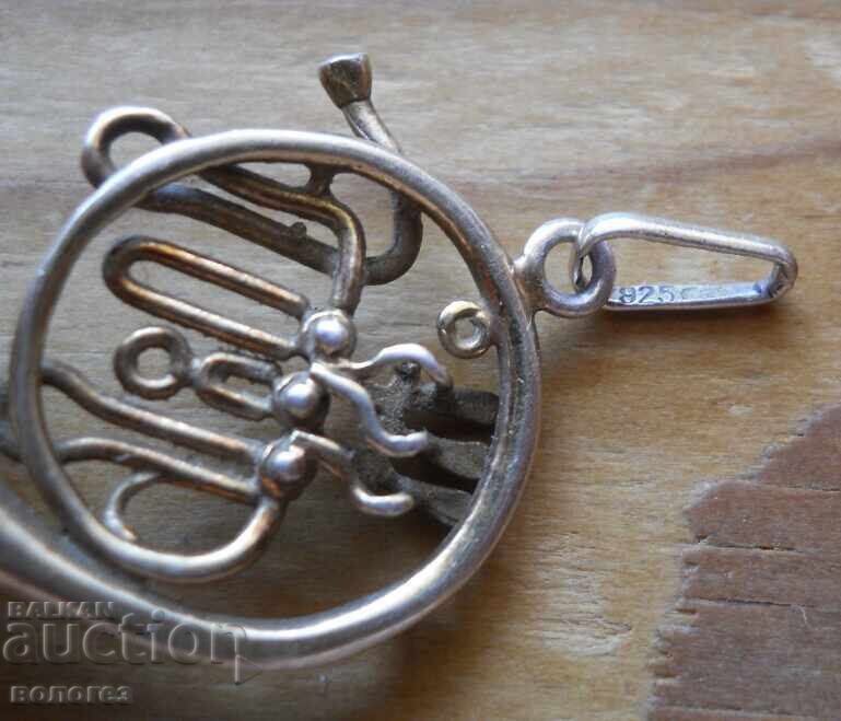 Delivery of Silver French horn pendant with gold plating Delivery of Silver French horn pendant with gold plating