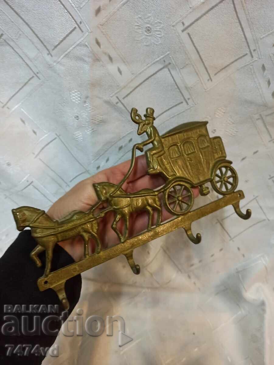 Μπρούτζινη κρεμάστρα κλειδιών με σχέδιο αλόγων και άμαξας με τιμή 60.00 BGN | € 30.68