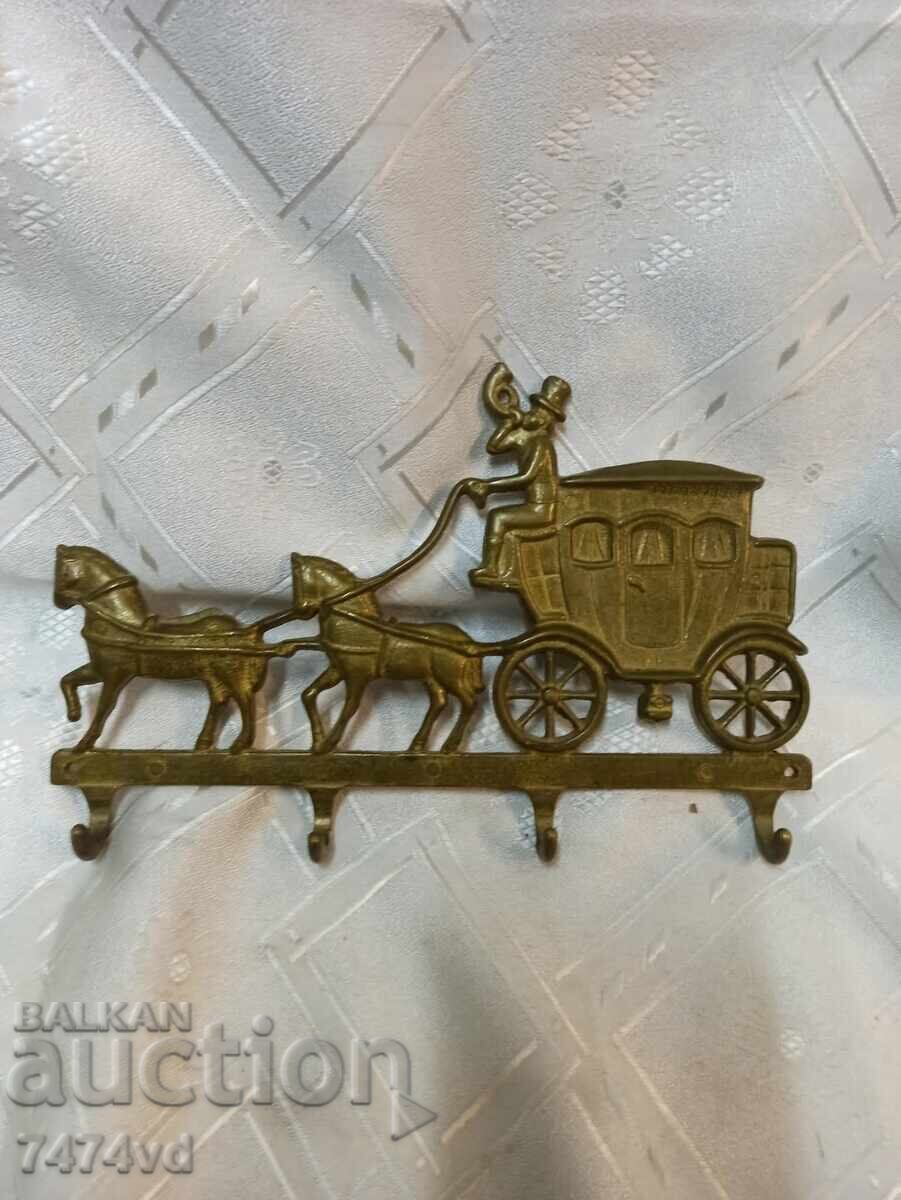 Μπρούτζινη κρεμάστρα κλειδιών με σχέδιο αλόγων και άμαξας