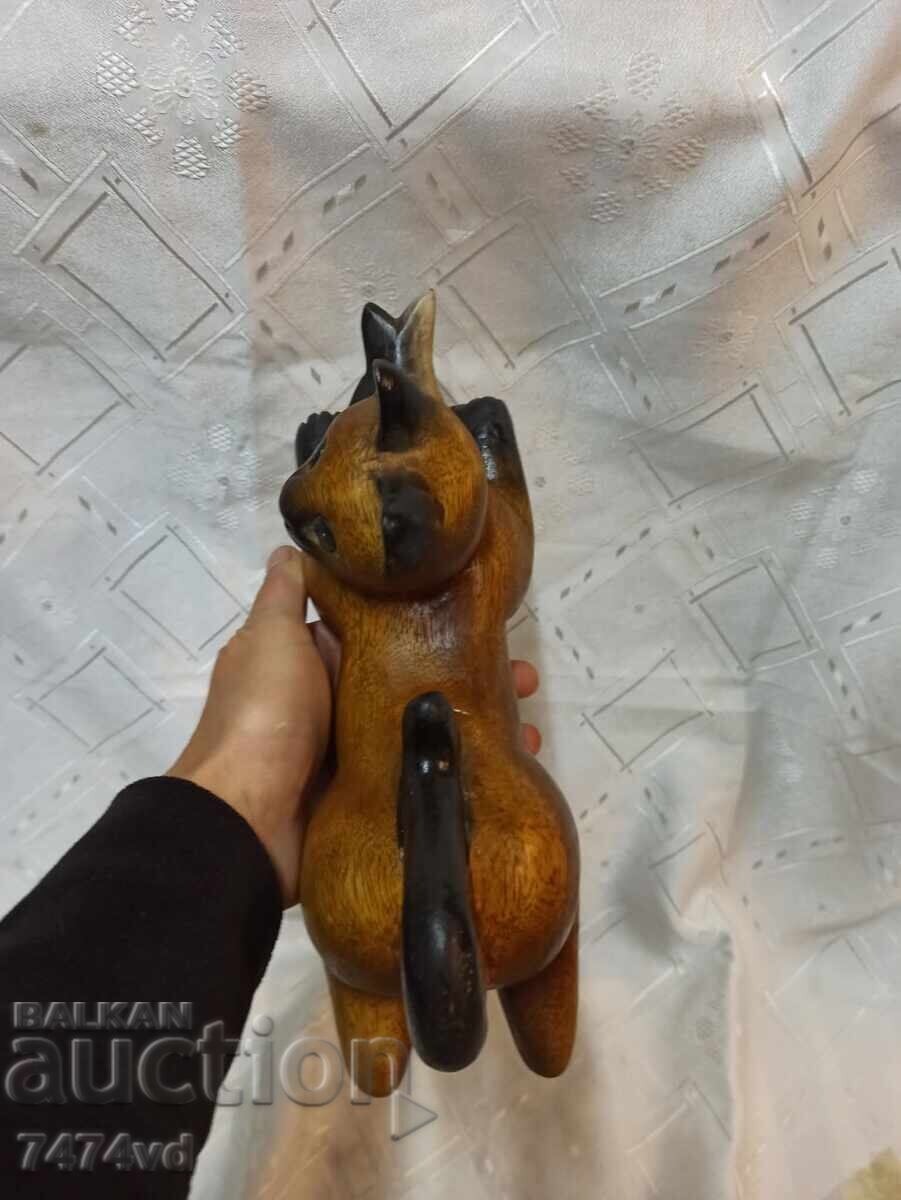 Licitație Figurină din lemn masiv sculptată manual, pisică cu pește