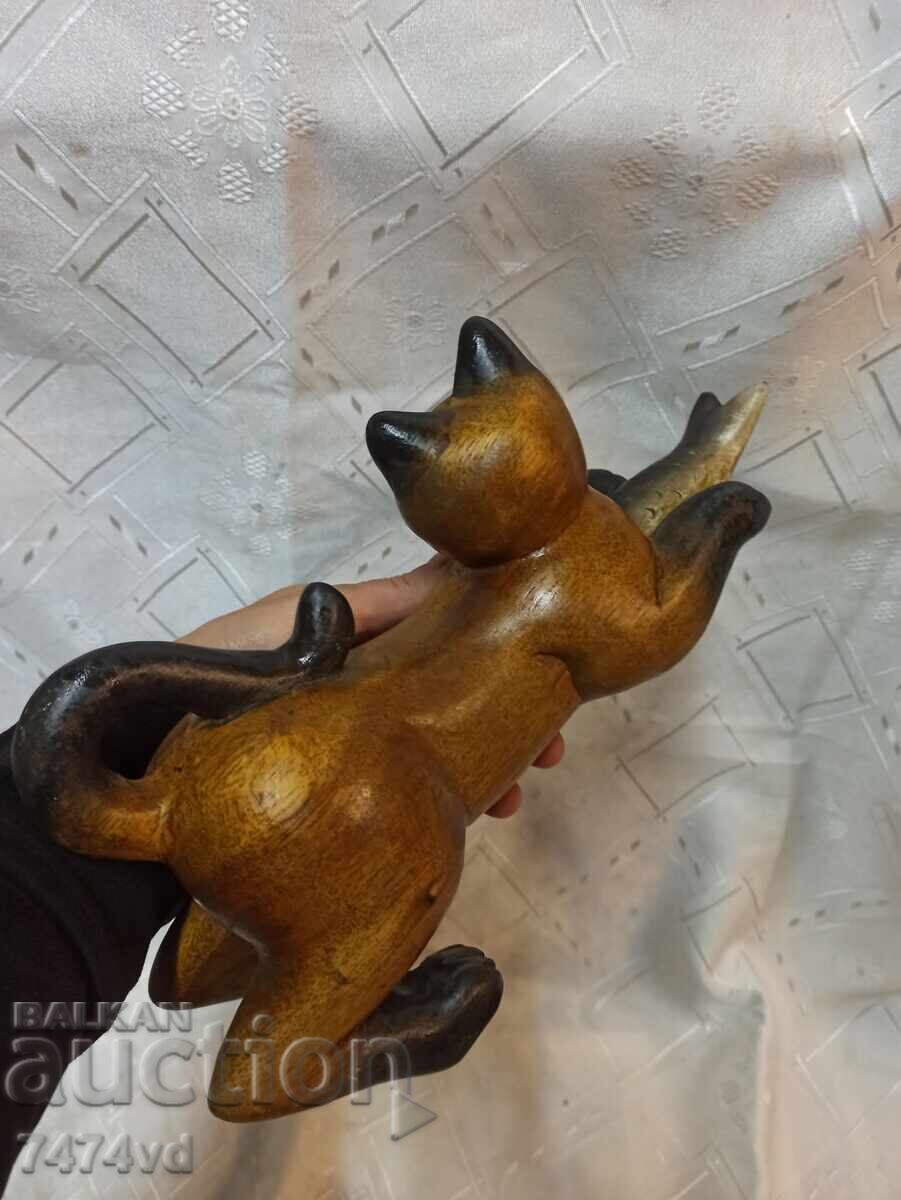 Livrarea Figurină din lemn masiv sculptată manual, pisică cu pește