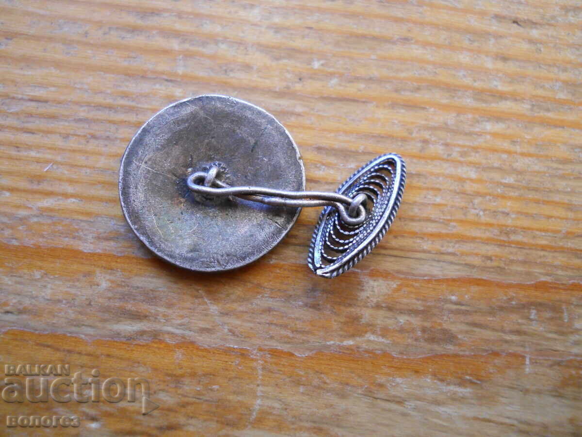 Buton de manșetă vechi, din argint filigranat cu preț 20.00 BGN | € 10.23 Buton de manșetă vechi, din argint filigranat cu preț 20.00 BGN | € 10.23