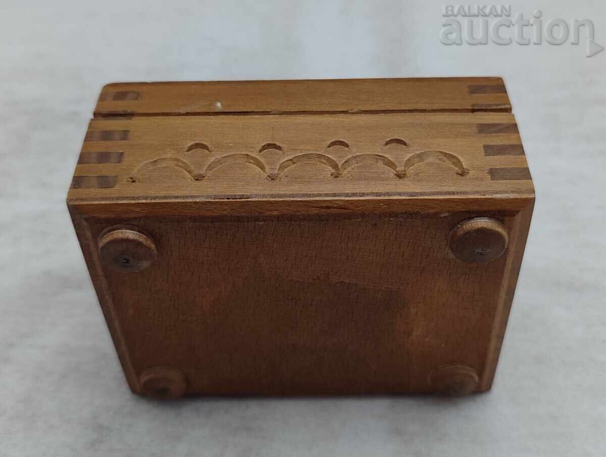 Livrarea CUTIE DIN LEMN SCULPTATĂ PENTRU BIJUTERII