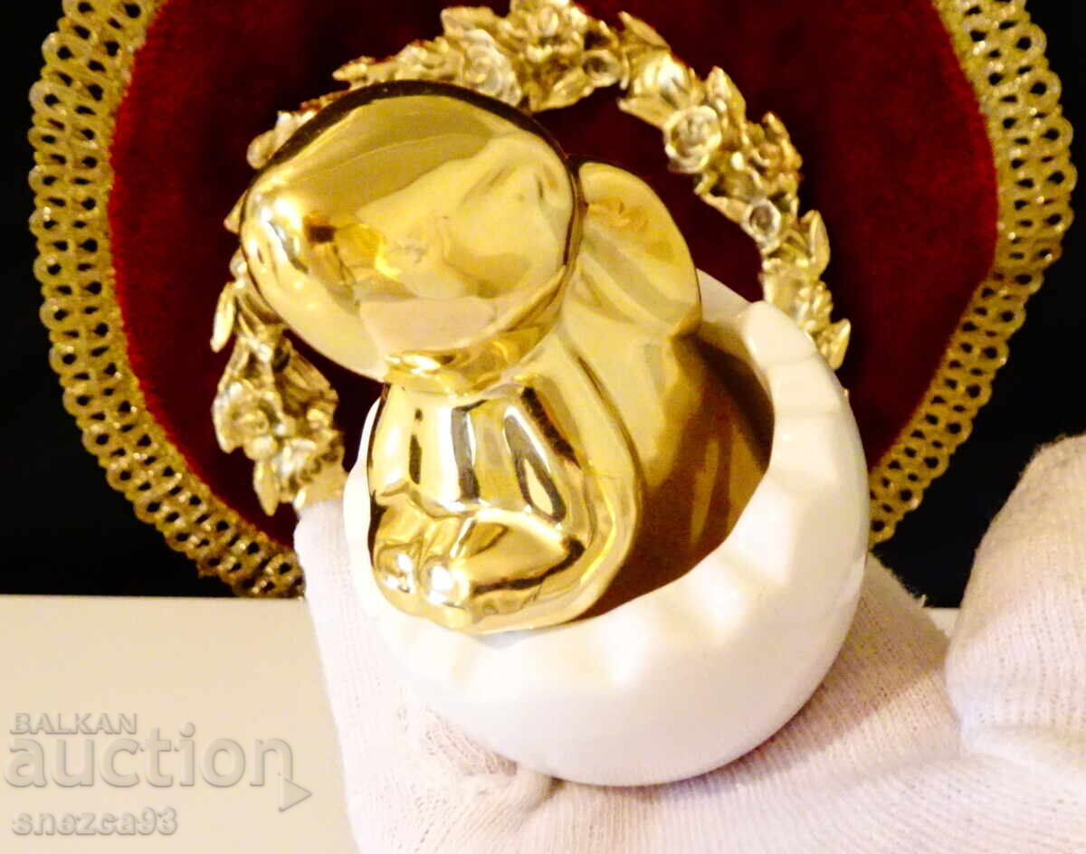 Порцеланова фигура Заек в яйчена черупка,позлата. с цена 9.00 лв. | € 4.60