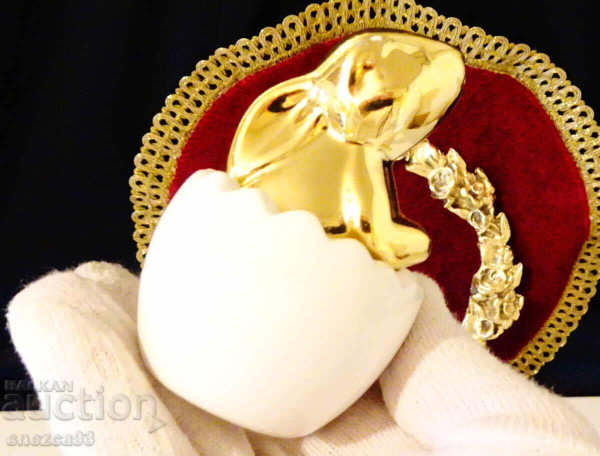 Licitație Figurină de porțelan Iepuraș în coajă de ou, aurire