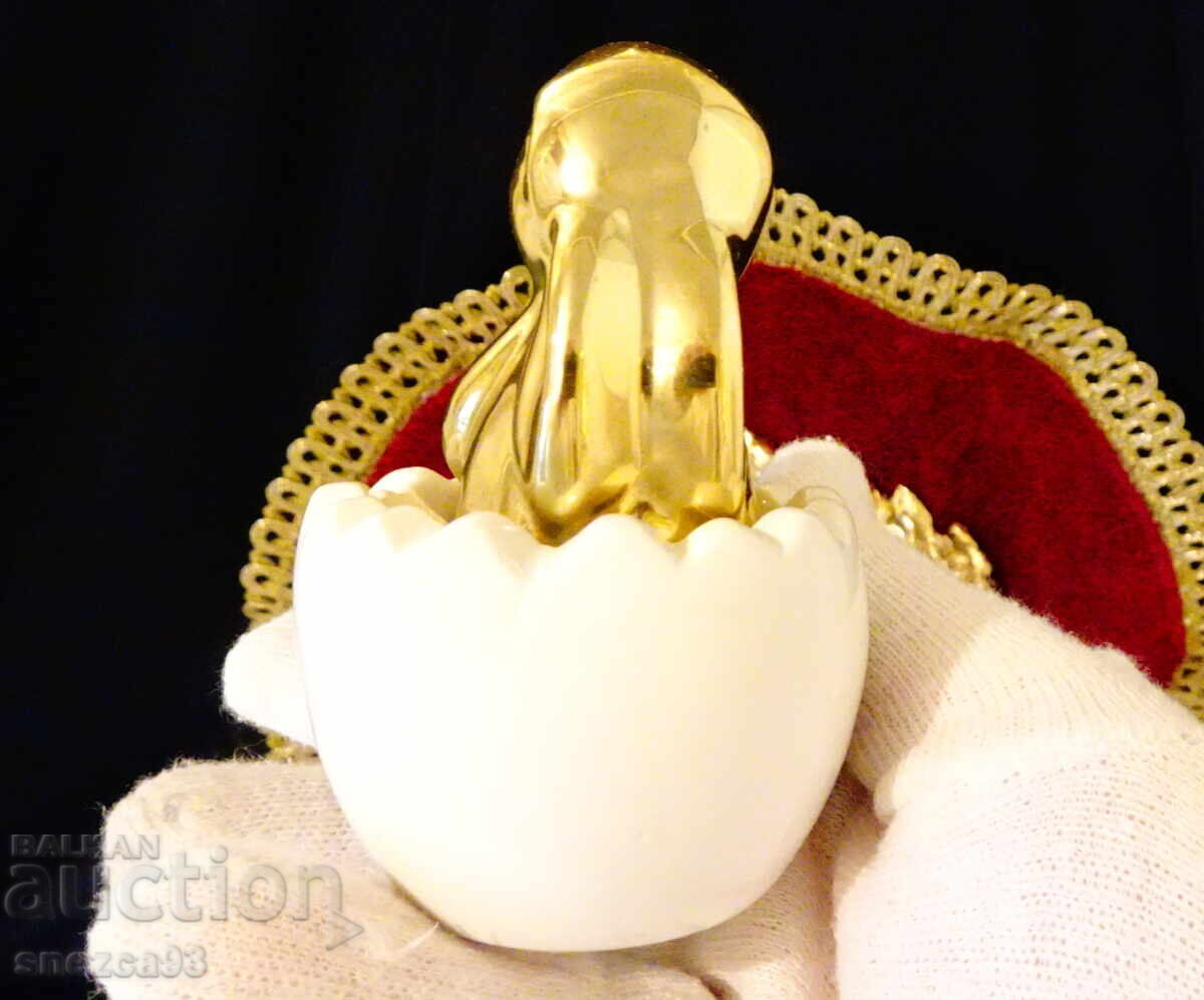 Доставка на Порцеланова фигура Заек в яйчена черупка,позлата.