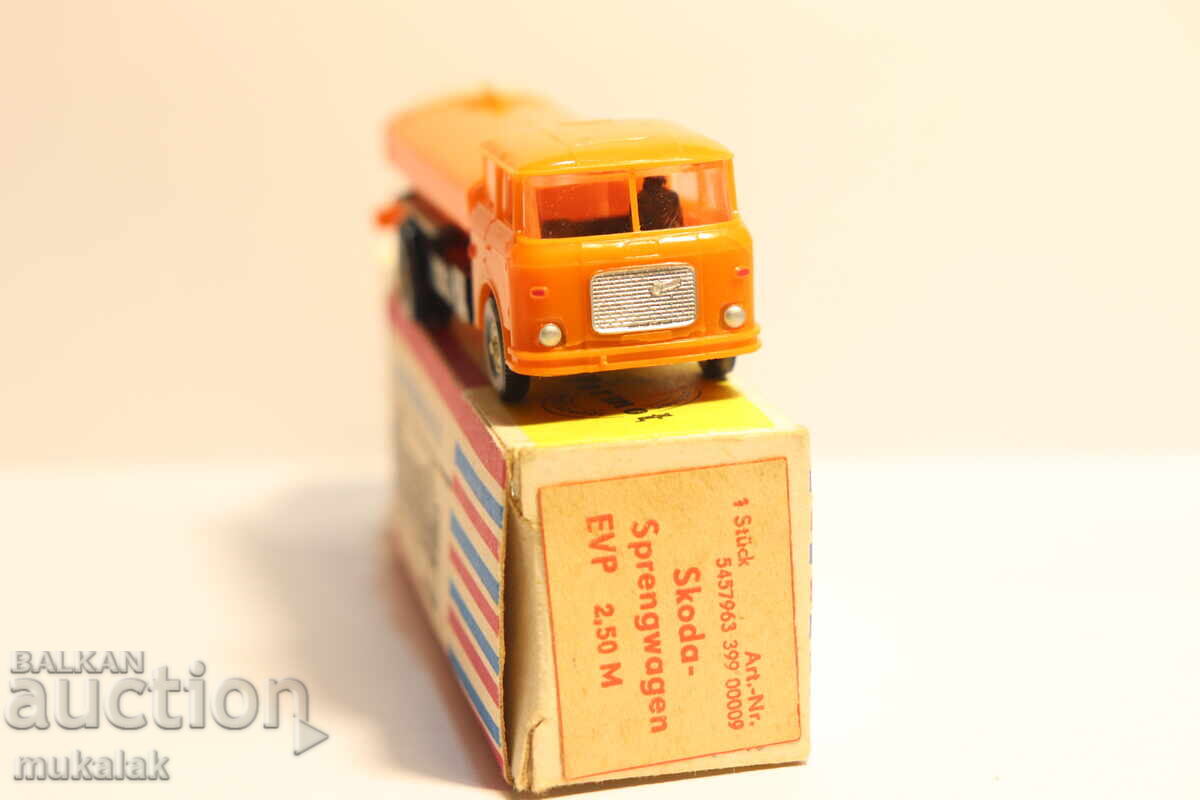 Delivery of PERMOT PREFO SKODA H0 1/87 MODEL TOY TRUCK WATER TANKER