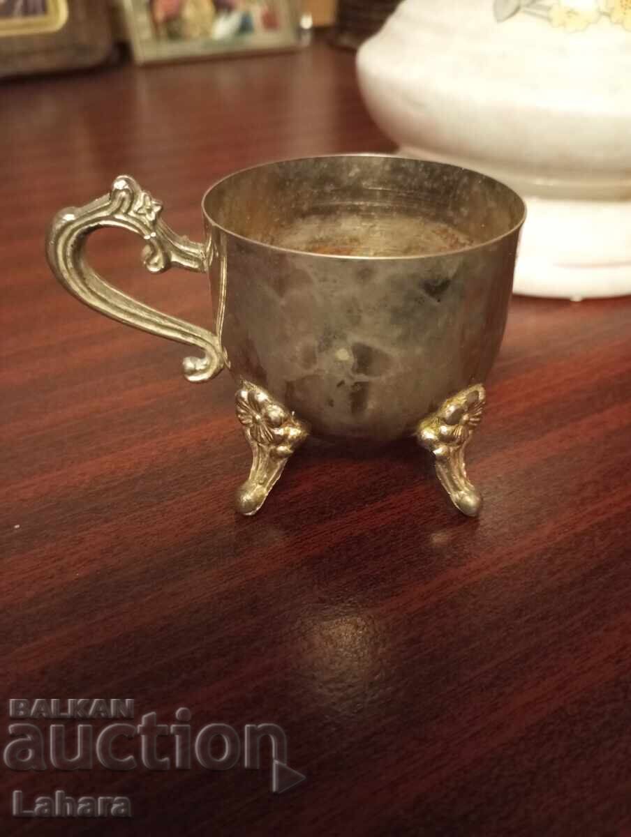 Παράδοση Μεταλλικό, πιθανώς ασημένιο φλιτζάνι Παράδοση Μεταλλικό, πιθανώς ασημένιο φλιτζάνι