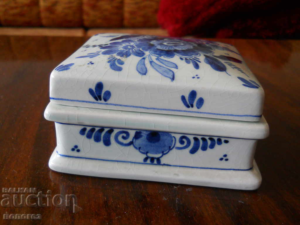 Старинна порцеланова кутия за бижута "Royal Delft" Холандия с цена 55.00 лв. | € 28.12