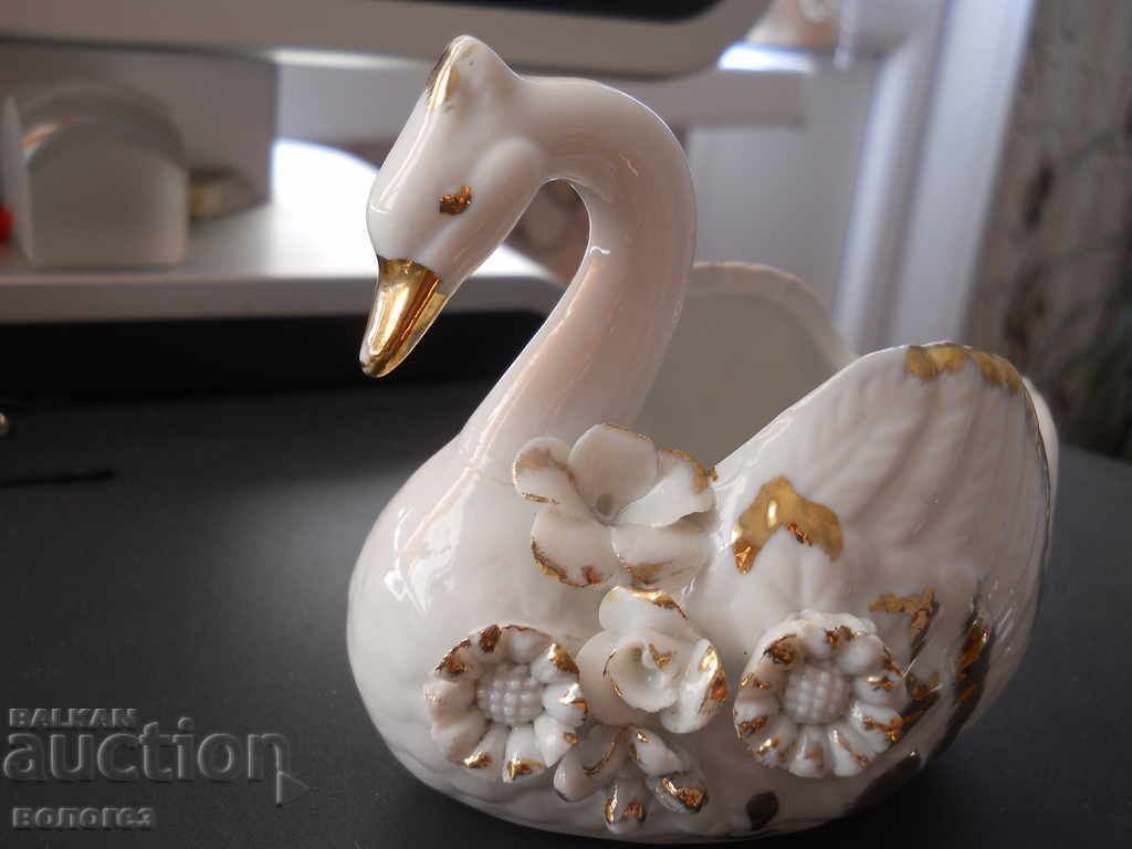 Cutie de bijuterii din portelan - lebada cu preț 35.00 BGN | € 17.90 Cutie de bijuterii din portelan - lebada cu preț 35.00 BGN | € 17.90