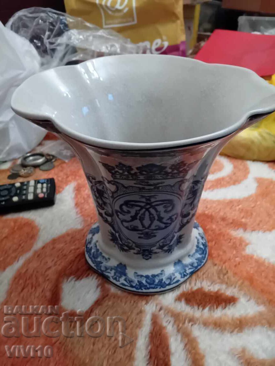 Vază din porțelan vechi de 25cm cu preț € 60.00 | 117.35 BGN