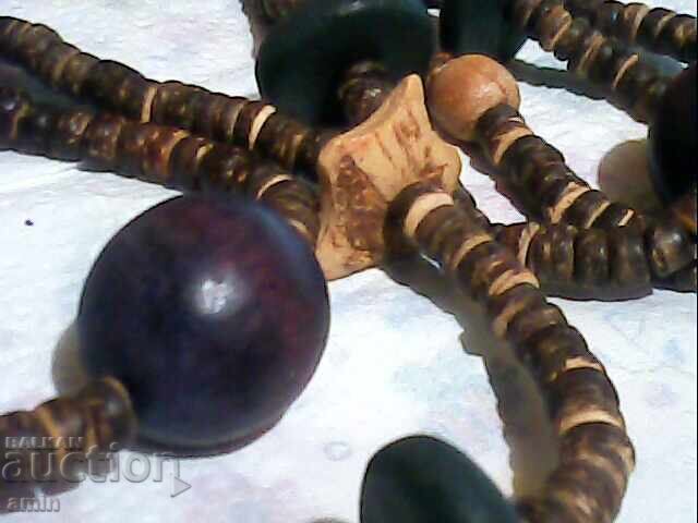 Colier vechi roșu granat cu preț 10.00 BGN | € 5.11