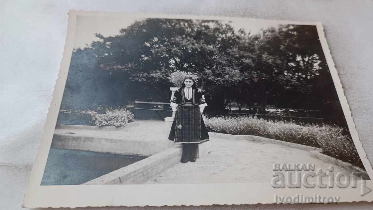 Fotografie Sozopol Fată tânără cu costum popular în parc 1941