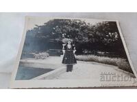 Fotografie Sozopol Fată tânără cu costum popular în parc 1941
