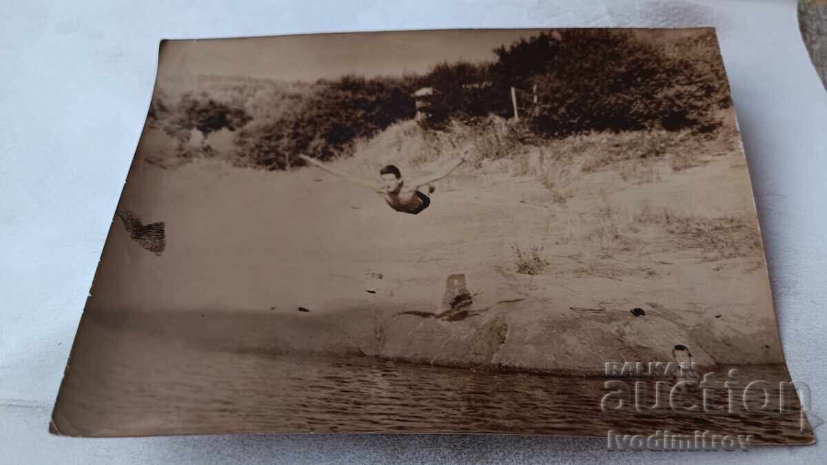 Φωτογραφία Νέου που πηδά στη θάλασσα Φωτογραφία Νέου που πηδά στη θάλασσα